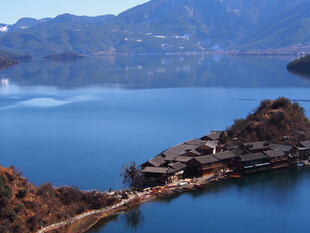 湖畔村落 山水相依之景