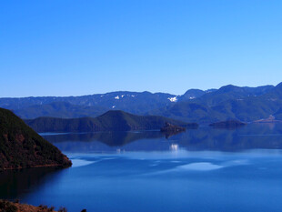 宁静蓝色湖泊与远山美景