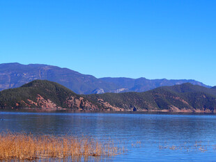 湖畔青山美景