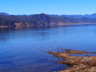 宁静湖畔山水风光美景