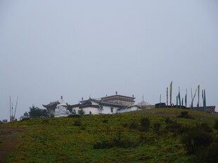 山坡上的建筑与林立设施
