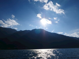 阳光照耀下的山水美景
