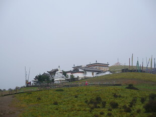 山坡上的建筑与开阔景致