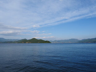 海上岛屿与蓝天美景
