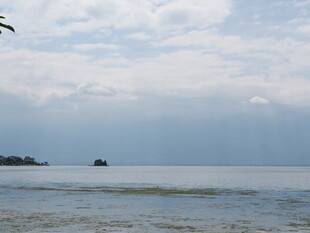 海边风景 海面船只与云朵