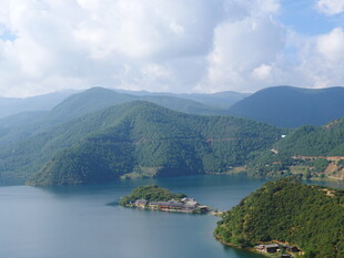 山水相依的秀丽湖景风光