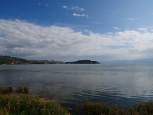 湖畔蓝天美景