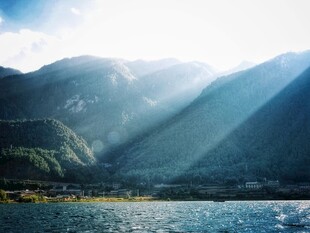 阳光照耀下的山水美景