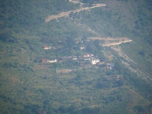 空中俯瞰山间村落景象
