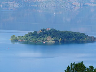 湖中小岛风光