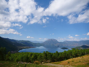 美丽湖景与山峦风光