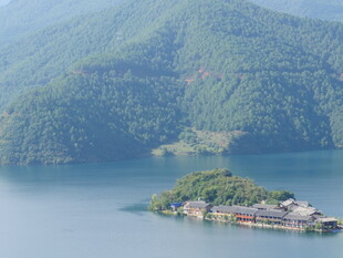 湖中小岛青山环绕美景