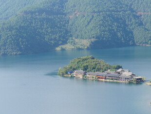 湖中小岛风光秀丽