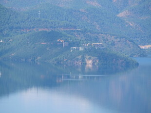 湖光山色中的静谧景致