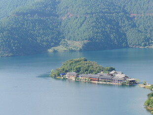 湖中小岛风光