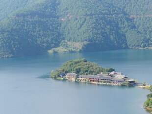 湖中小岛风光秀丽