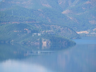 山水相依的静谧湖景