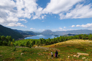 山间湖畔的徒步美景