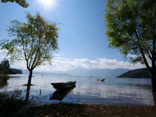 湖畔小船静景