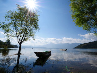 湖畔阳光小船静谧美景
