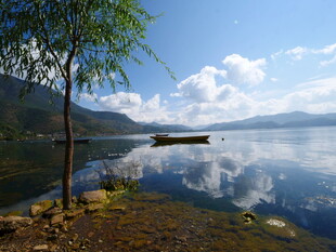 湖畔美景 静谧的山水风光