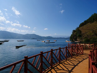 湖畔栈桥美景