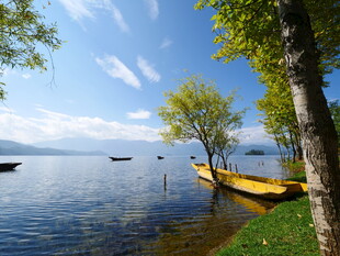 湖畔美景 小船静泊岸边