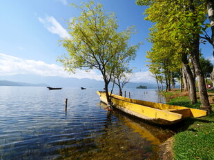 湖畔美景 小船静泊岸边