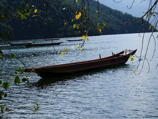 宁静湖面的孤舟美景