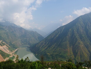 壮丽山河间的静谧湖泊