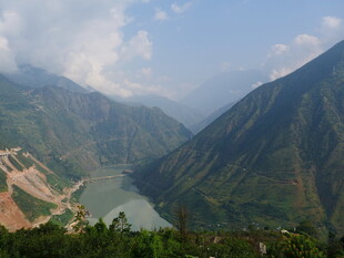 壮丽山河间的蜿蜒河流