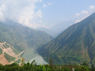 壮丽山河间的蜿蜒河流