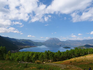 湖畔青山美景