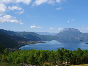 美丽湖景与青山绿树