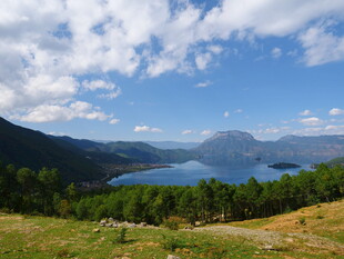 山间湖畔美景
