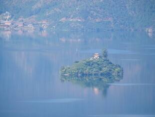 湖中小岛静谧风光
