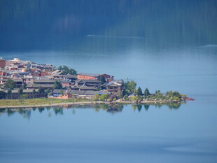 湖畔小镇美景