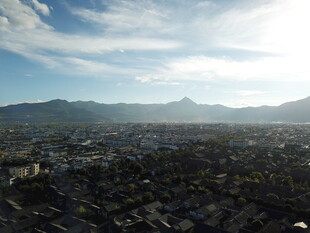 俯瞰城市与远山美景