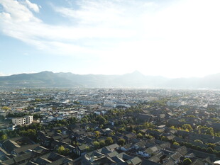 俯瞰城市与远山天际线