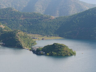 湖光山色中的湖心小岛