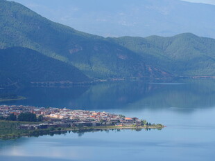 湖畔山城美景