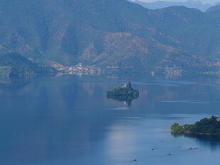 宁静湖景中的湖心小岛