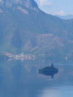 湖中山岛与远处山峦美景