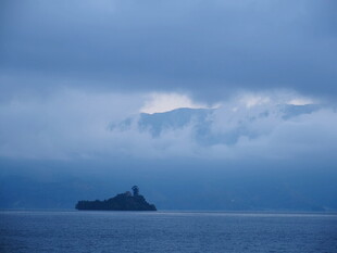 海上孤岛 云雾笼罩之景