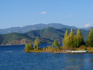 湖畔青山美景