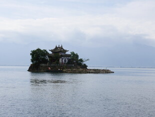 湖中小岛古建筑景观