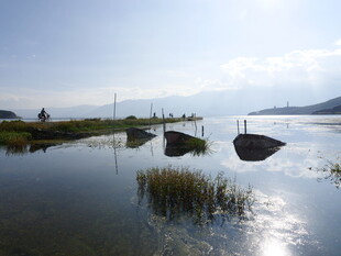 宁静湖面停泊的几叶扁舟