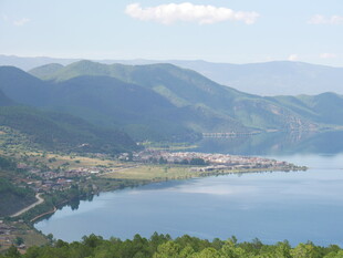 湖畔青山美景