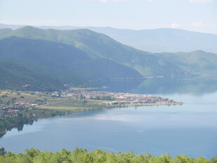 湖畔山村美景