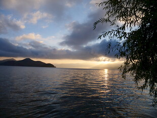 湖畔日落美景